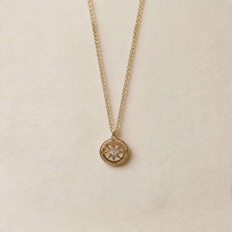 Andrea Berg – Exklusive Kompass-Kette in Gold mit funkelnden Details